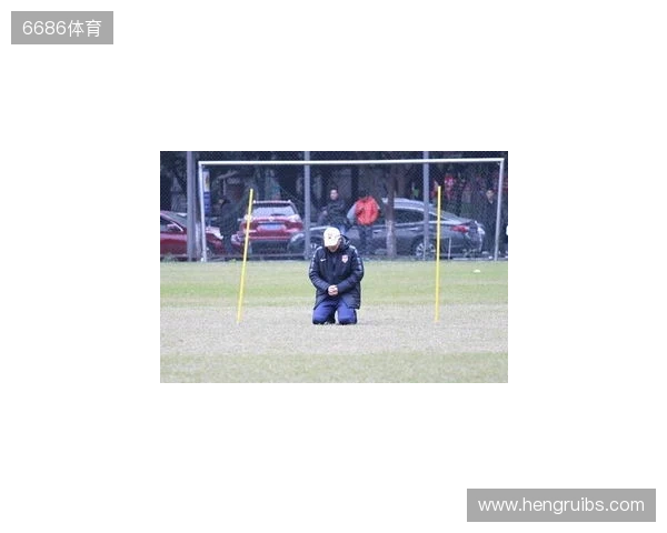 帽子上用中文写着努力、忍耐、牺牲，张外龙：是我作为教练的哲学
